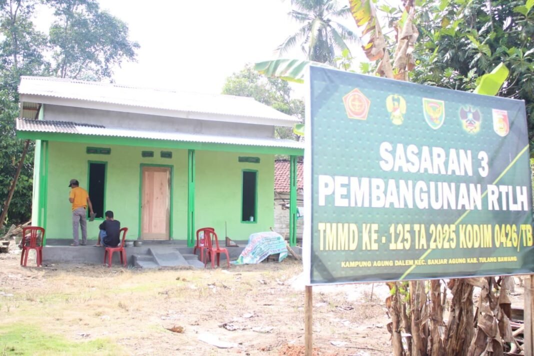 Satgas TMMD ke-125 Lanjutkan RTLH 3 di Kampung Agung Dalam, Kerjakan Pengecatan Plang dan Pengacian Lantai Teras