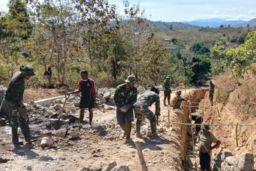 Drainase dan Tembok Penahan Jalan Jadi Dua Pilar Penting Pembangunan Jalan Baru Desa Naekasa