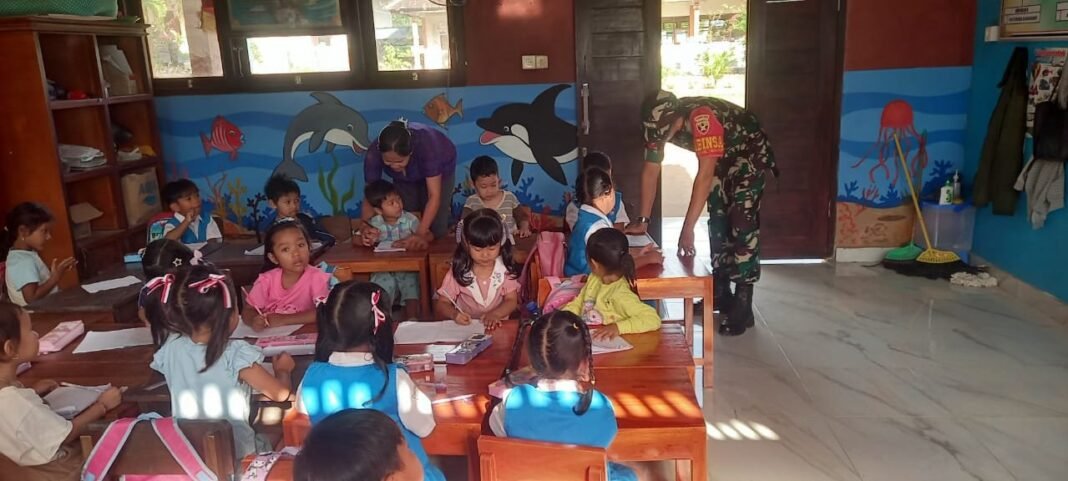 Pastikan Proses Belajar Mengajar Kondusif, Babinsa Klumpu Sambang Ke Sekolah