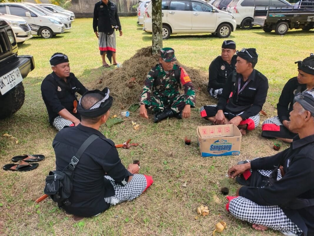 Babinsa Kayubihi Ajak Pecalang Perkuat Kebersamaan dan Keamanan dalam Pelaksanaan Piodalan