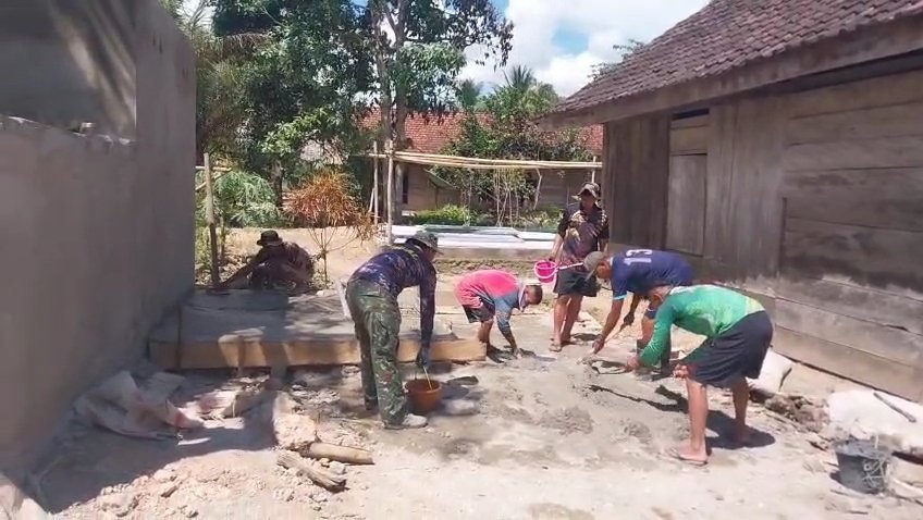 Satgas TMMD 125 Kodim 1417/Kendari dan Warga Rampungkan Pembuatan Septic Tank MCK di Desa Nekudu