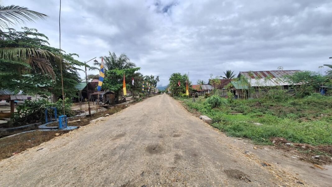 Gotong Royong dan Sinergitas, Jalan Rusak Asinua Disulap Jadi Akses Layak