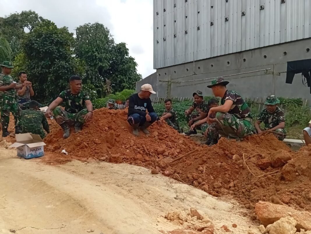 Tawa dan Semangat Satgas TMMD ke-125 Warnai Gotong Royong Perataan Jalan di Batu Kotam