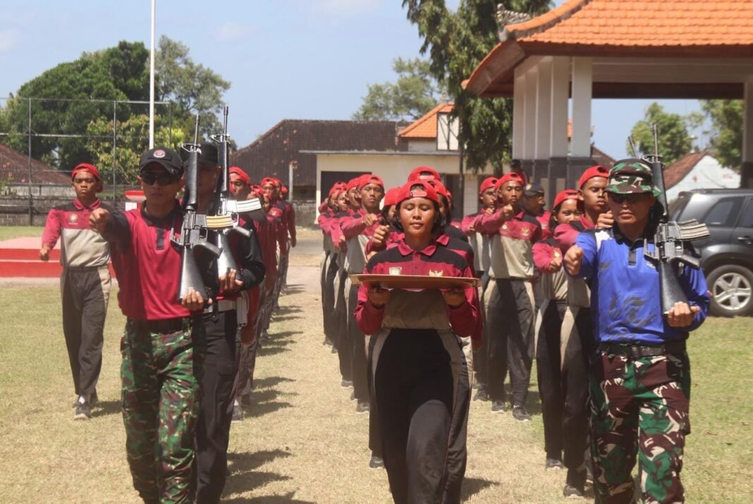 Panas Menyengat, 70 Calon Anggota Paskibraka Kabupaten Klungkung Tetap Semangat Dilatih TNI Dan Polri