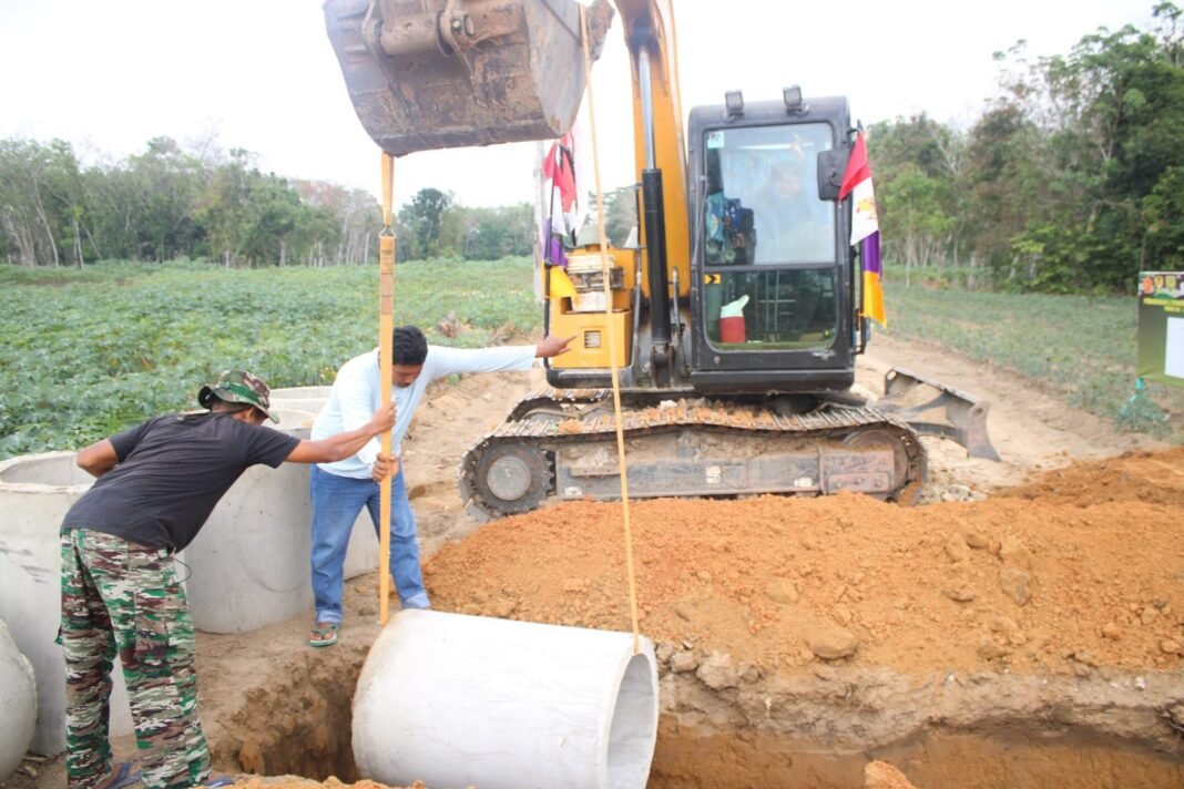 Satgas TMMD 125 Kodim 0426/TB Pasang Gorong-Gorong di Kampung Moris Jaya