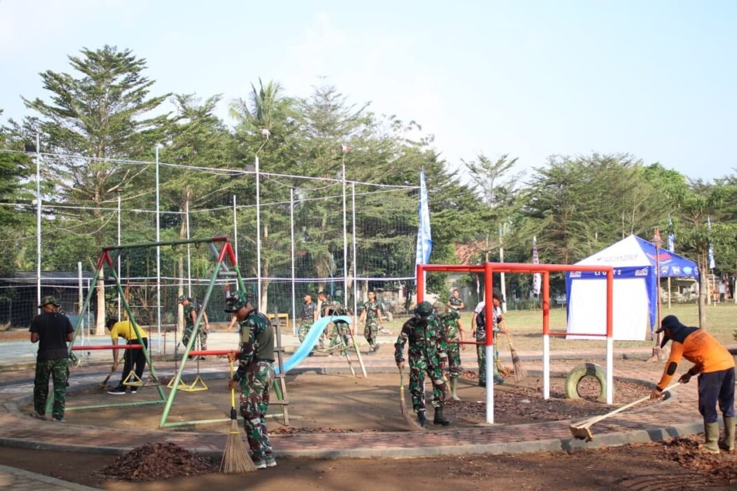Satgas TMMD 125 Bersama Warga Gelar Pembersihan Lapangan Sambut Upacara 17 Agustus