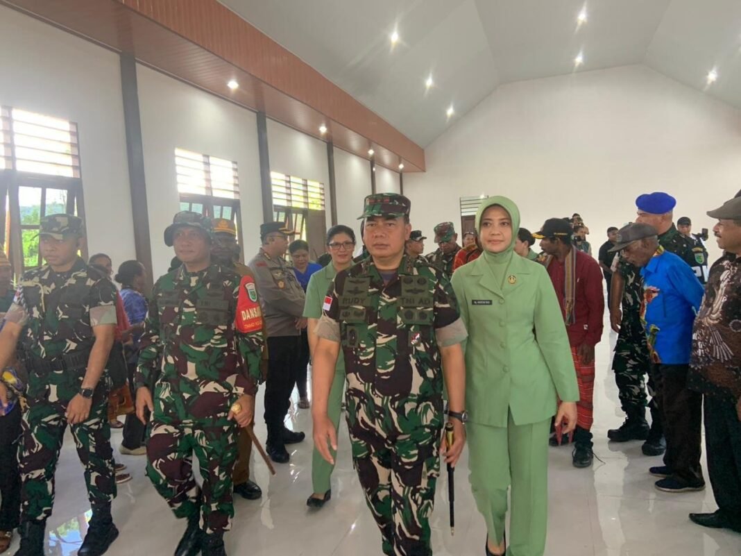 Pangdam XVII/Cenderawasih Tinjau Gereja GKI Talitakum Hasil TMMD Ke-125 Kodim 1705/Nabire