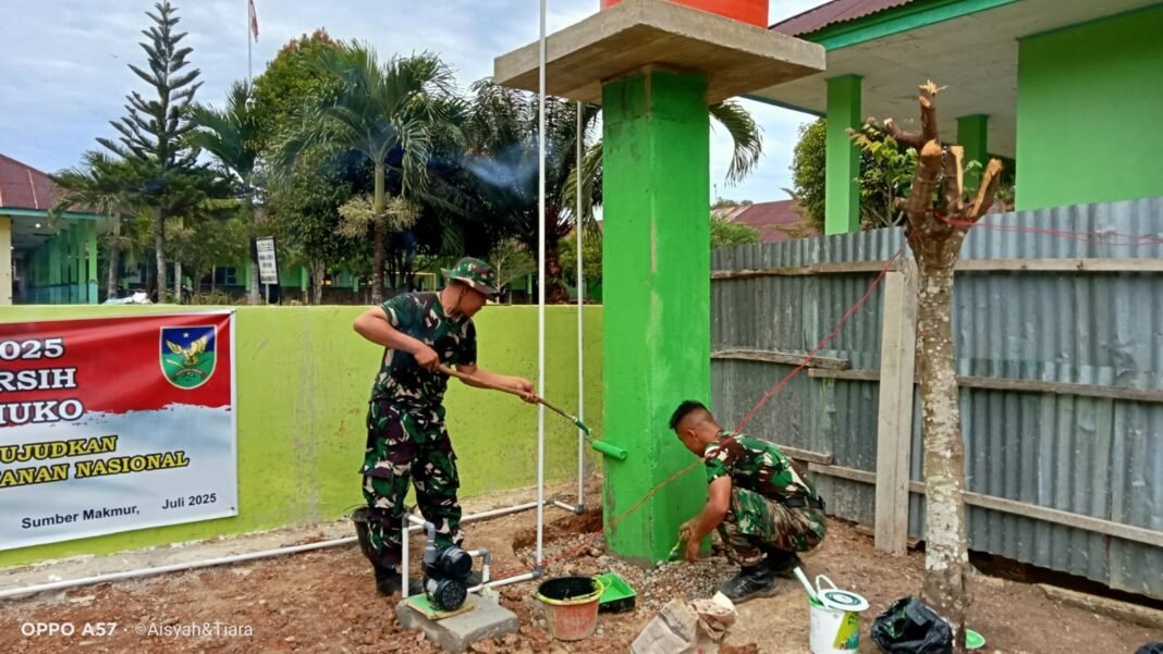 TMMD 125 Kodim 0428/Mukomuko Selesaikan Pengecatan Tower Sumur Bor dan Kamar Mandi di Sumber Makmur