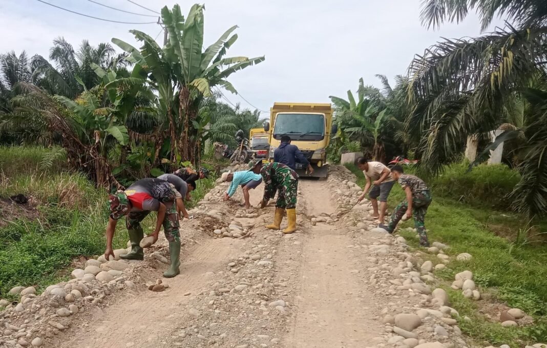 Gotong Royong dengan Warga untuk Sukseskan Peningkatan Jalan