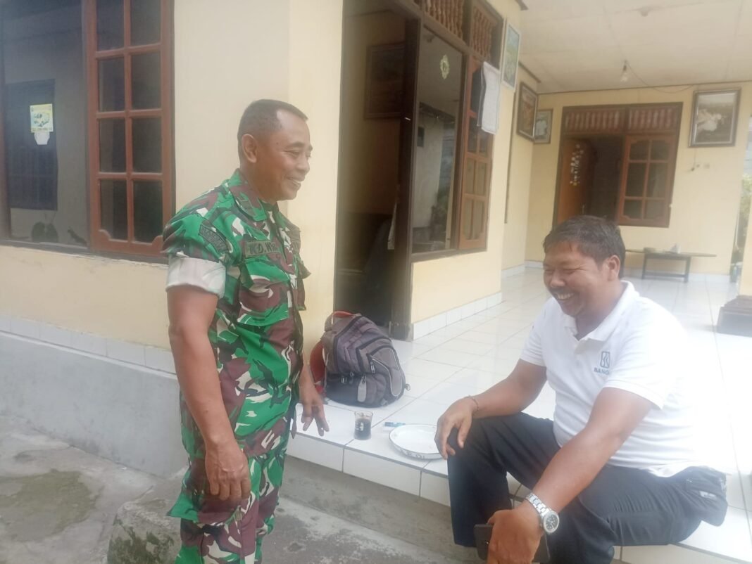 Babinsa Bangbang Jalin Hubungan Baik dengan Warga melalui Komsos