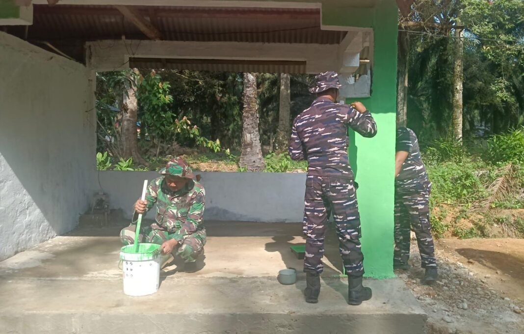 TMMD 125 Kodim 0428/Mukomuko Percantik Sumur Bor di Pura Desa Sumber Makmur dengan Pengecatan