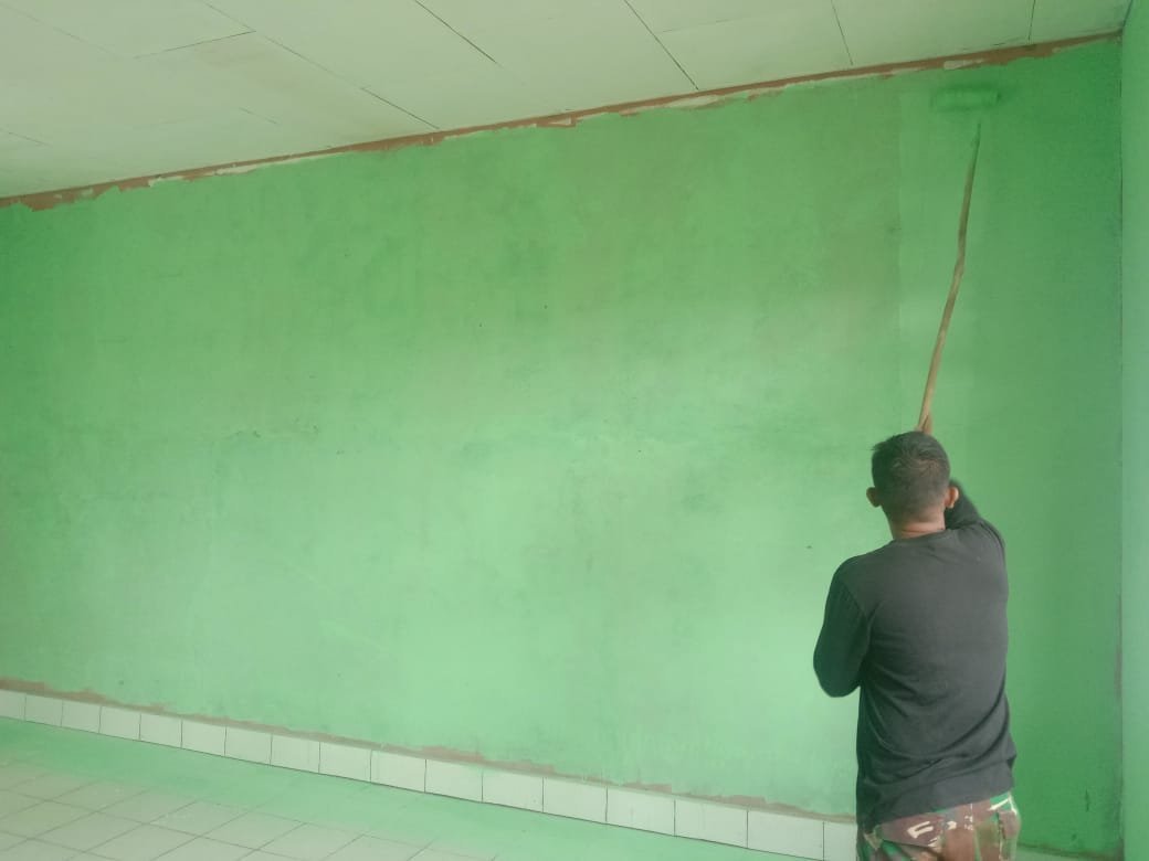 Pengecatan dan Perbaikan Langit-langit TK, Wujud Peduli Satgas TMMD 125 Kodim Kendari