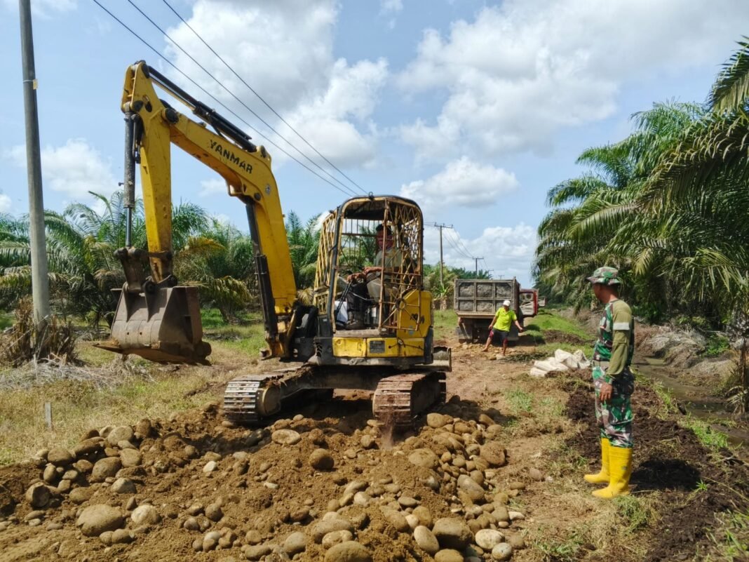 TMMD 125 Mukomuko Percepat Pengoralan Jalan di Wonosalam, Panjang 1.300 Meter