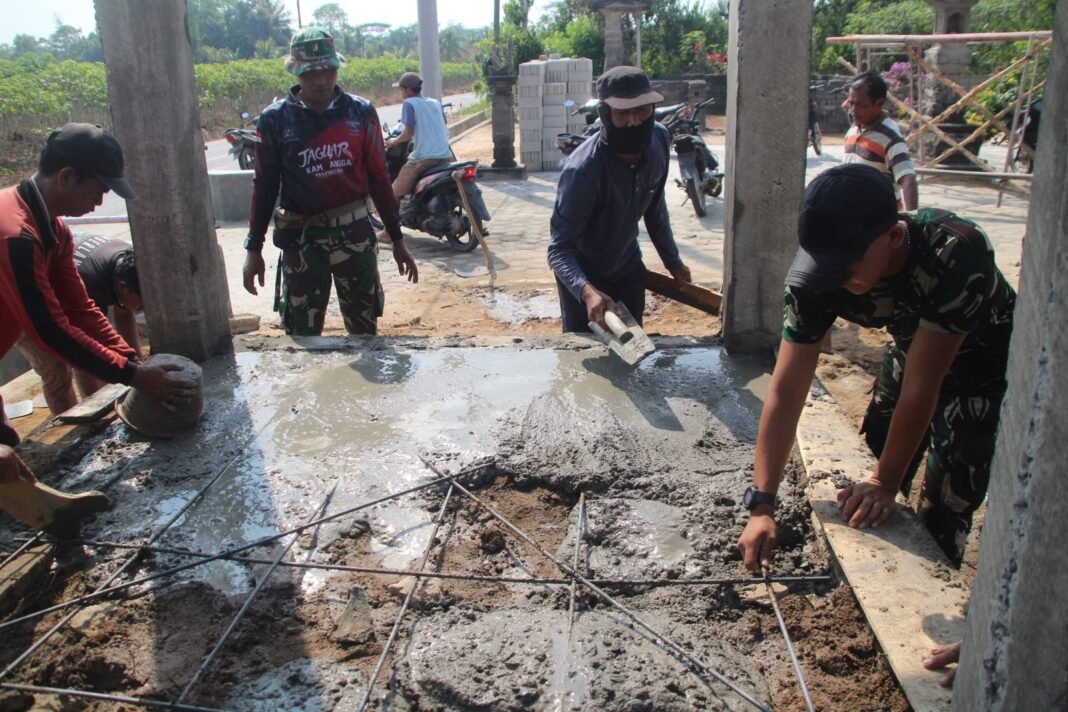 Satgas TMMD ke-125 Kodim 0426/Tulang Bawang Cor Bagian Bawah Bak Penampungan Air di Kampung Moris Jaya