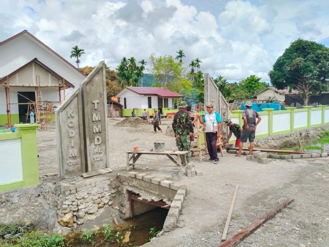 Finishing Gapura Gereja GKI Talitakum Dikebut Jelang Penutupan TMMD 125 Nabire