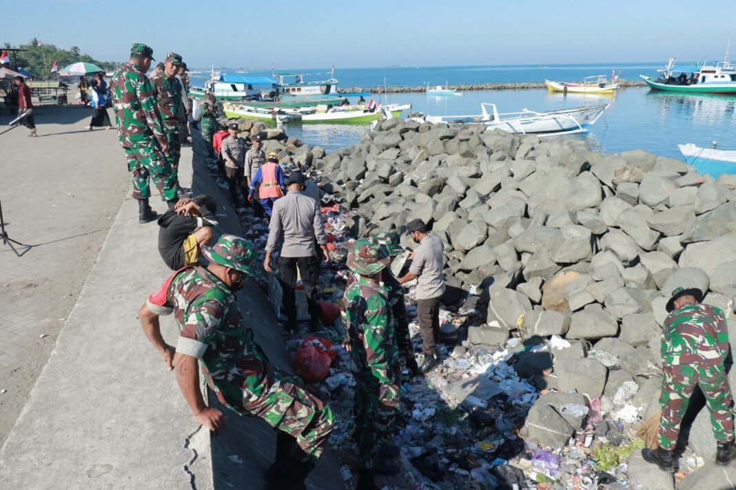Sambut HUT RI Ke 80, TNI-Polri dan Instansi Terkait Gelar Kerja Bakti Bersihkan Lingkungan