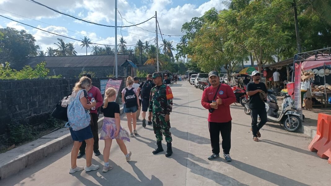 Aktifitas Penyeberangan Meningkat, Wadanramil Nusa Penida Kerahkan Personel pantau Situasi Pelabuhan