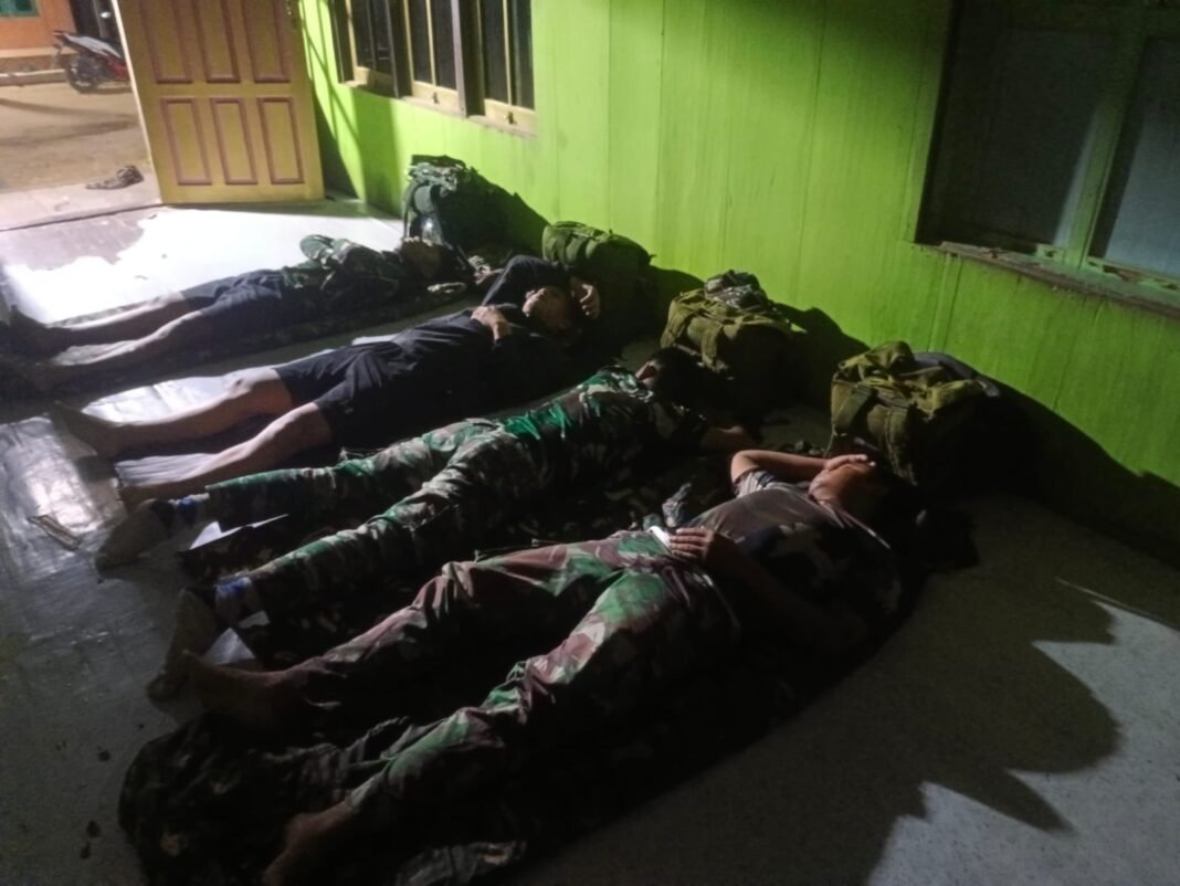 Malam Sunyi, Penat Terhanyut dalam Tidur Satgas TMMD di Rumah Warga