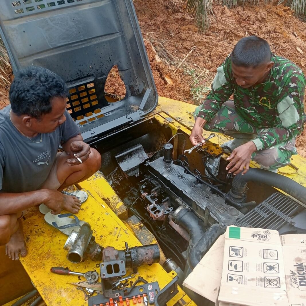 Tak Mengenal Lelah, Satgas TMMD 125 Perbaiki Alat Berat di Tengah Lapangan