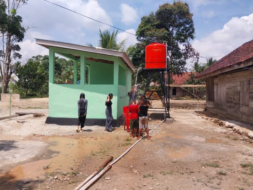 Anak-Anak Desa Nekudu Sambut Gembira Air Bersih dari Program TMMD 125
