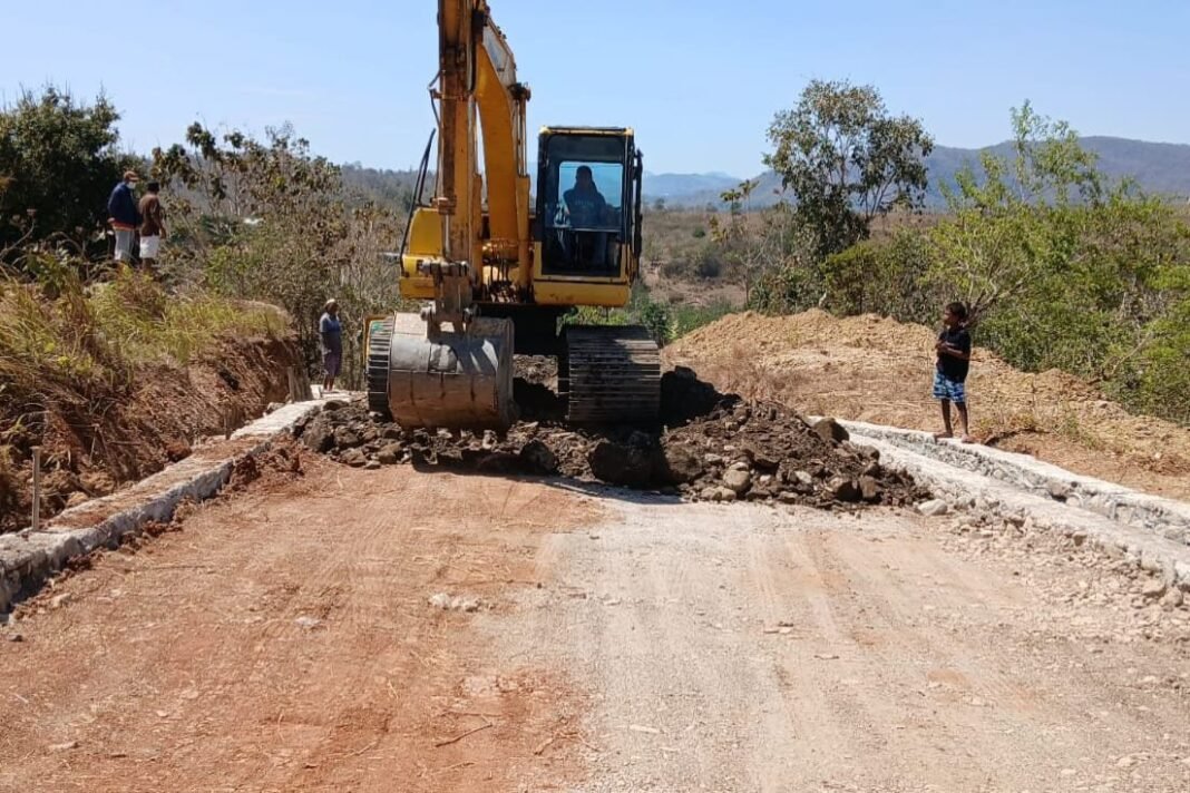 Excavator Jadi Andalan Satgas TMMD 125 Belu Ratakan Timbunan Jalan