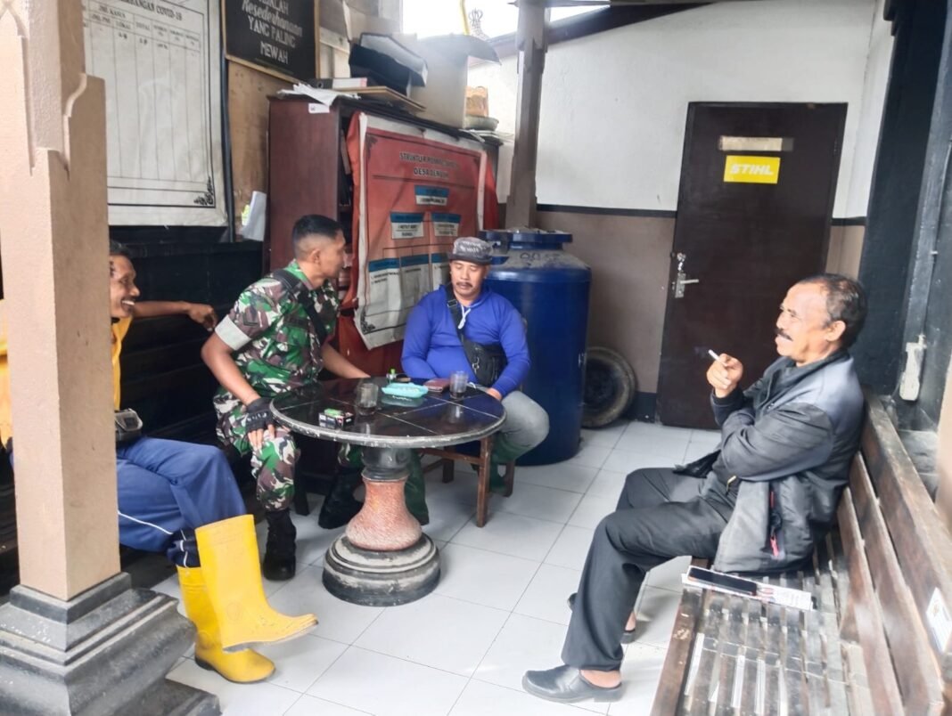 Babinsa Desa Demulih Koramil 02/Susut Laksanakan Komsos dan Sambang Warga