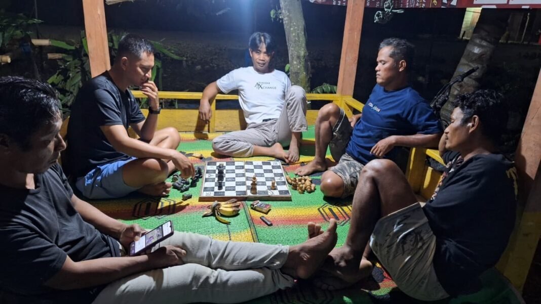 Pratu Diki Ajak Warga Asinua Bermain Catur, Bukti TMMD 125 Dekat dengan Rakyat