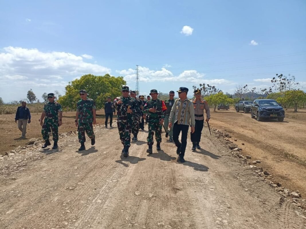 Danrem 161/Wira Sakti Tinjau Sasaran Fisik Jalan di Desa Naekasa Jelang Penutupan TMMD 125