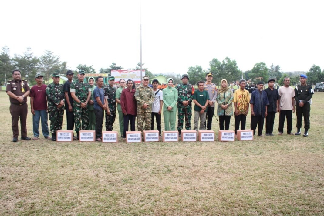 Satgas TMMD 125 Kodim 0426/TB Bagikan Paket Sembako untuk Warga di Penutupan Program