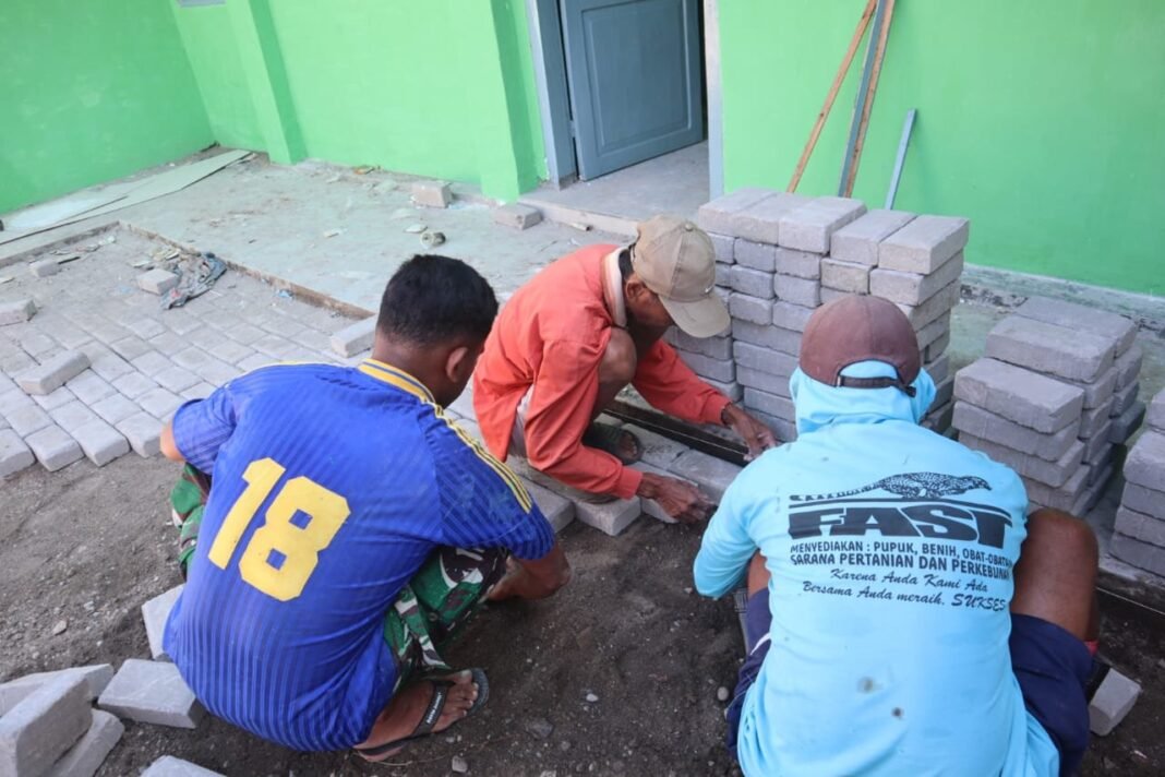 Satgas TMMD 125 Kodim Sumbawa dan Warga Kompak Benahi Pustu Kalabeso Lewat TMMD
