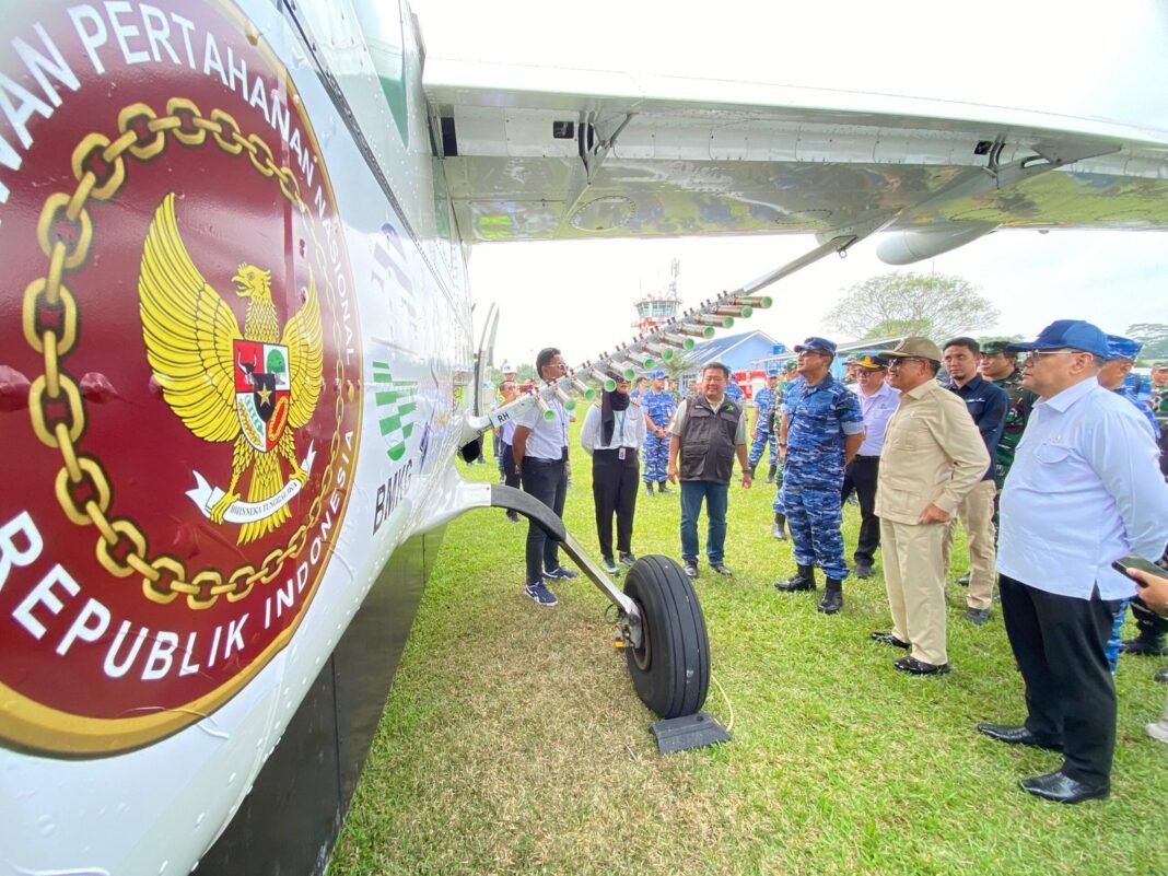 Kasau dan Wamenhan RI Saksikan Demo Teknologi Modifikasi Cuaca di Lanud Pangeran M. Bun Yamin