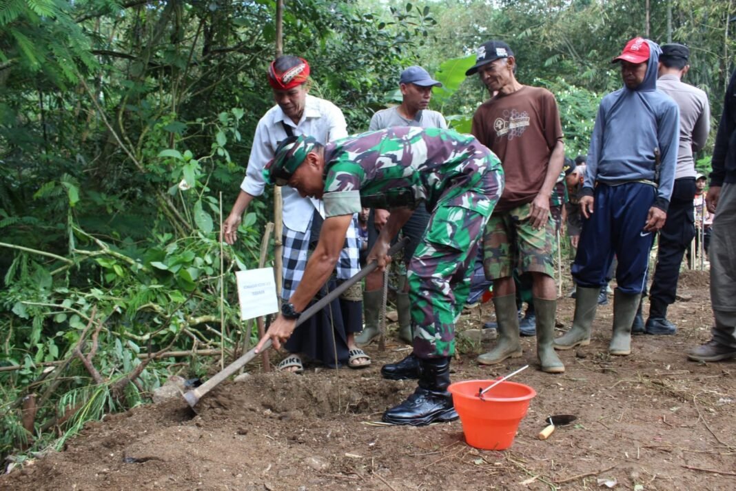 Sinergi untuk Lingkungan, Dandim Tabanan Turut Sukseskan Penghijauan di Pura Luhur Batukau
