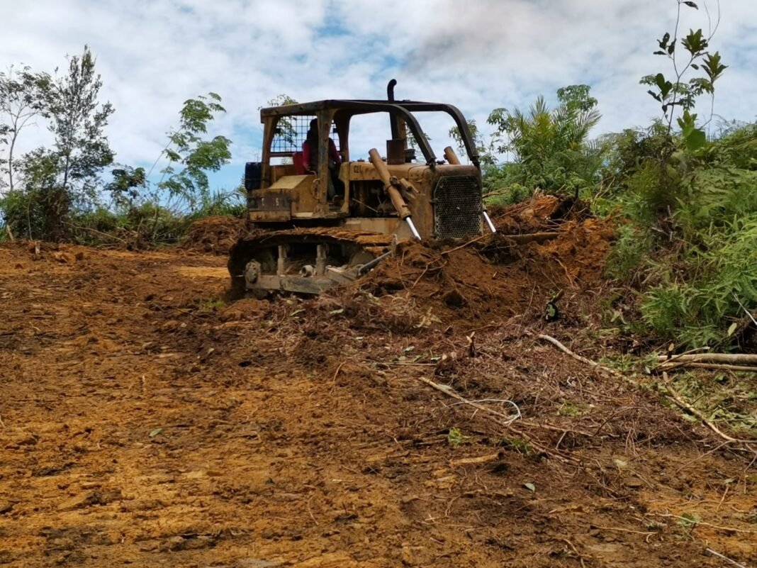 PEMBUKAAN JALAN TMMD KE-125 KODIM 1205/SINTANG HAMPIR RAMPUNG, NAMUN TERKENDALA HUJAN