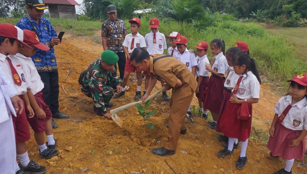 Hijaukan Lingkungan, Satgas TMMD 125 Sintang Rayakan HUT RI Bersama Rakyat