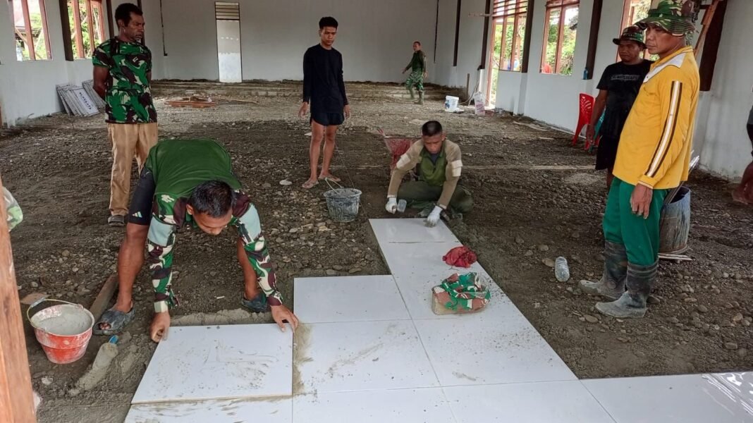 Satgas TMMD Kodim 1705/Nabire Pasang Lantai Granit Gereja Talitakum, Utamakan Kerapian dan Ketahanan