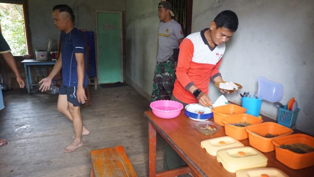 Wujud Syukur Warga, Pemilik Rumah Jamukan Satgas TMMD 125 Sintang dengan Makan Bersama
