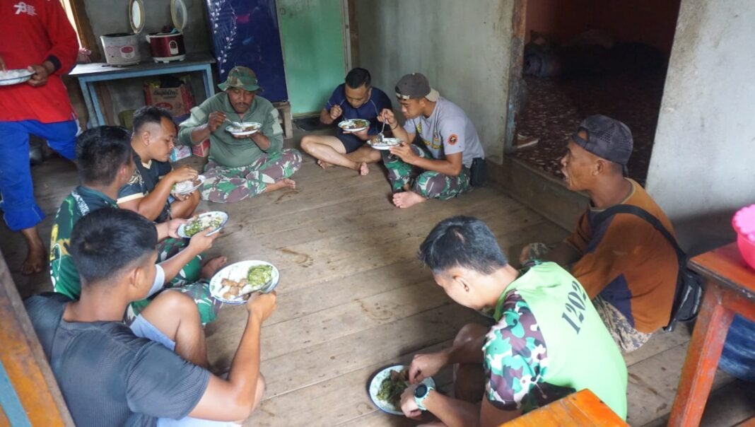 Haru dan Bahagia, Bu Langur Jamukan Tukang & Satgas TMMD ke-125 Kodim 1205/Sintang