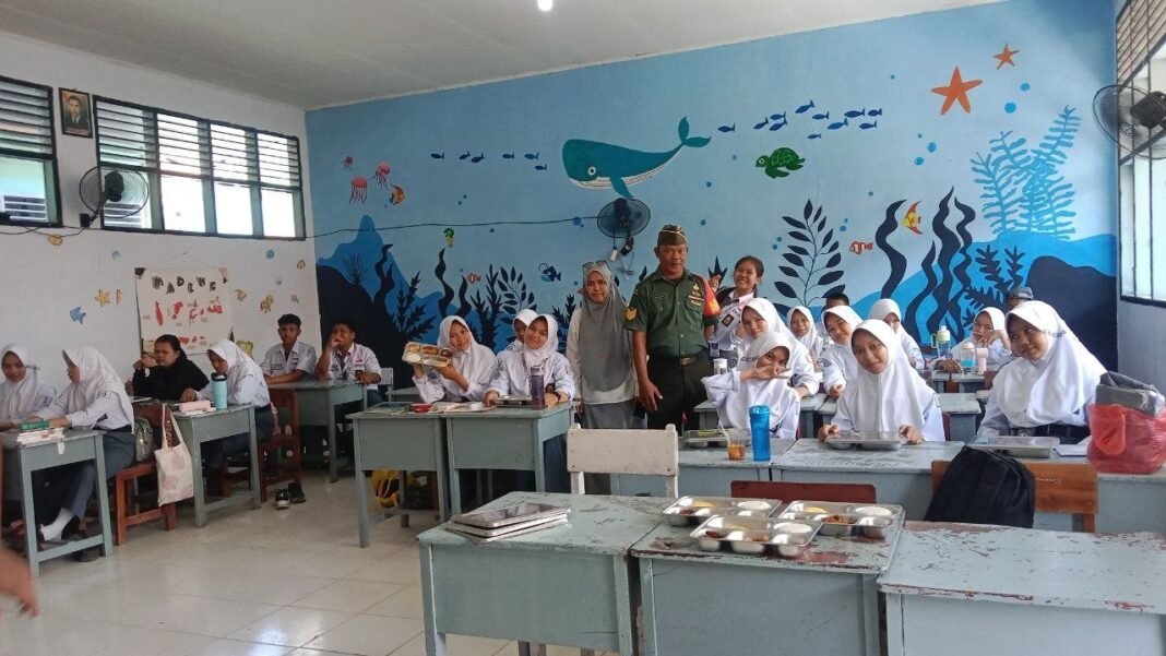 Babinsa Kodim 1420 Sidrap Dampingi Distribusi Makan Bergizi Gratis