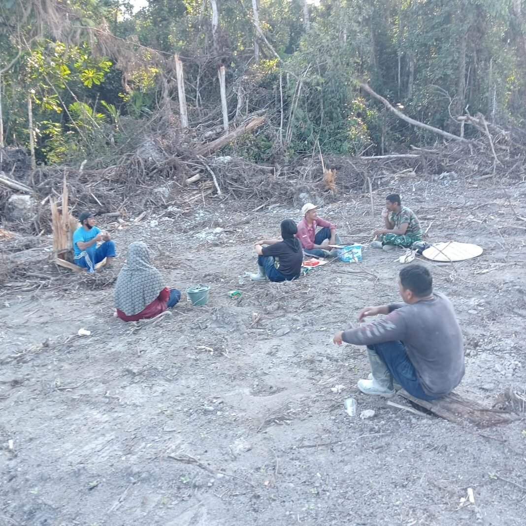 Sertu Sri Wiyono Ajak Warga Desa Batu Kotam Perkuat Ketahanan Pangan di Sela Kegiatan TMMD