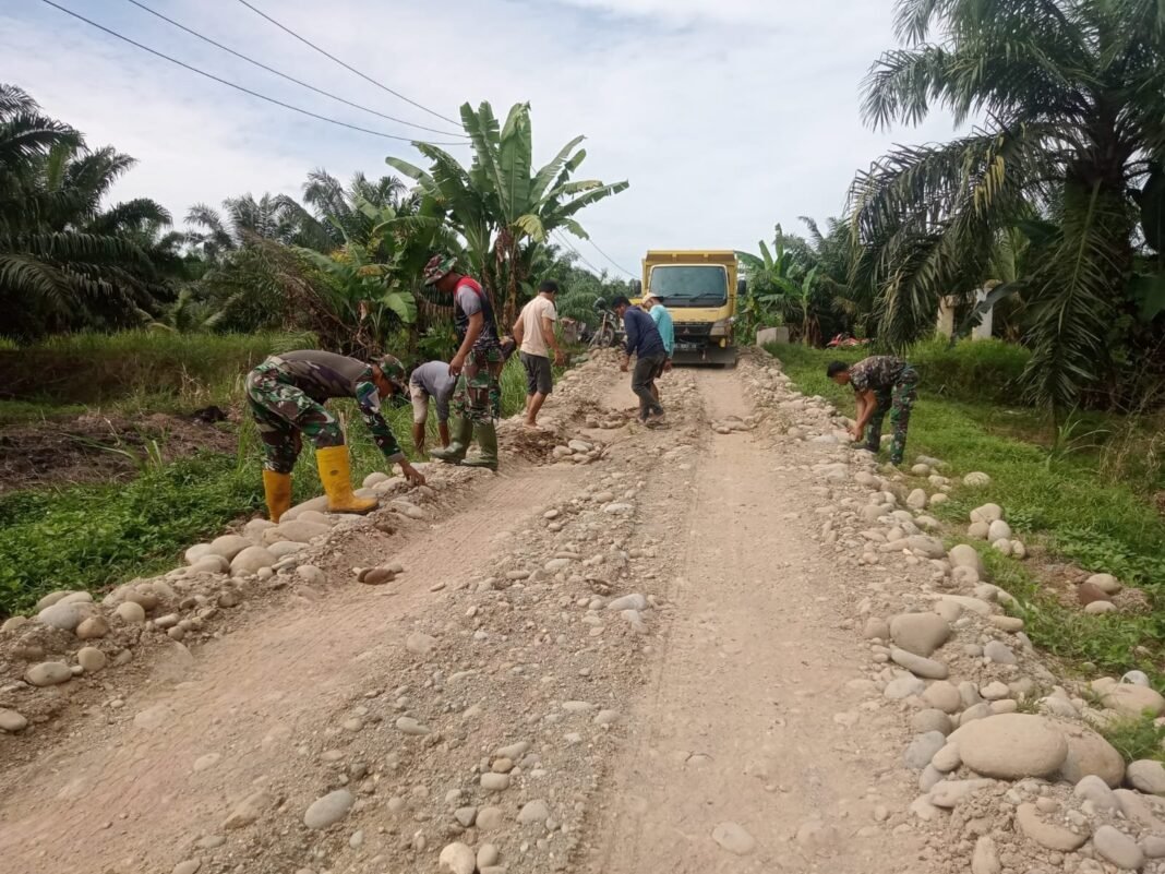 Bersama Warga Mengurug Beberapa Titik Jalan yang Berlubang