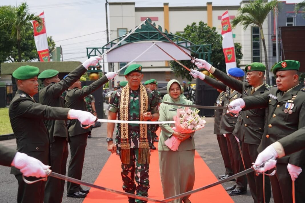 Tradisi Penyambutan Pangdam XXI/RI Mayjen TNI Kristomei Sianturi di Makodam XXI/RI Bandar Lampung