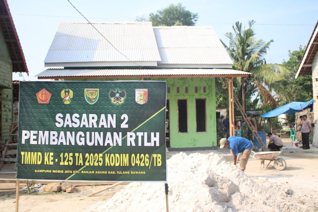 Satgas TMMD 125 Kerjakan Pengecatan dan Mlepoh Lantai RTLH di Kampung Moris Jaya