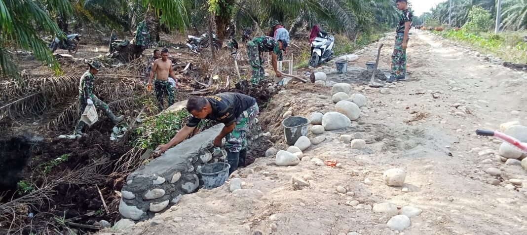 TMMD 125 Kodim 0428/Mukomuko Genjot Pengoralan Jalan di Wonosalam