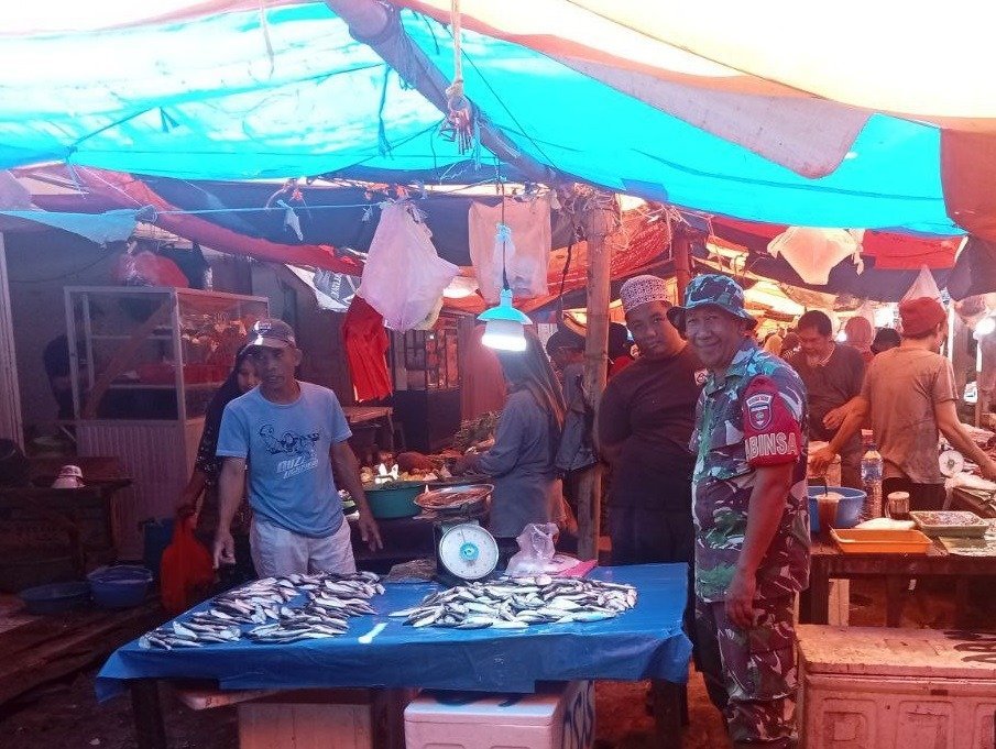 Babinsa Ramil 1420-06/Panca Rijang Pantau Harga Bahan Pokok di Pasar Sentral Rappang