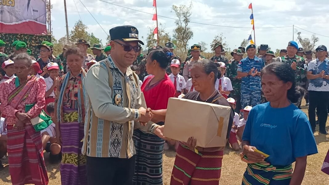 Penutupan TMMD 125 Kodim Belu, Satgas Serahkan Sembako untuk Warga Kurang Mampu