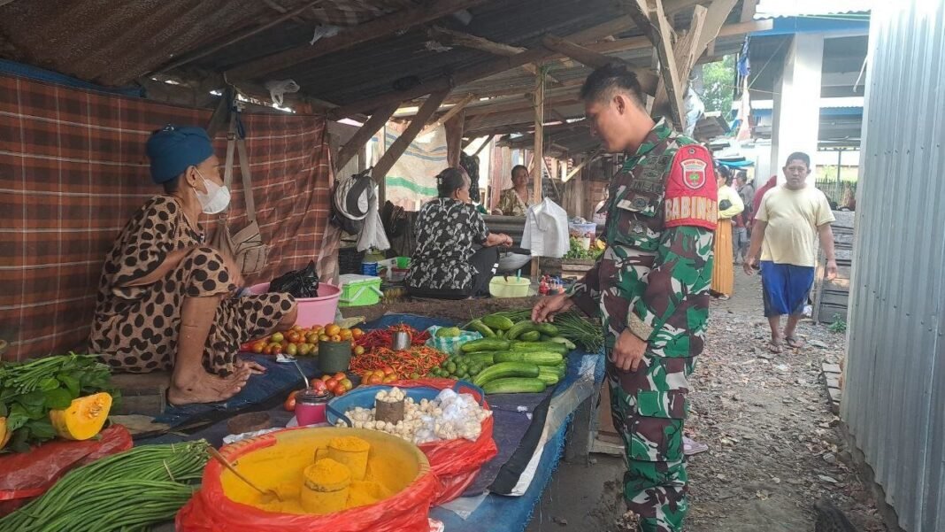 Babinsa Allakuang Pantau Harga Sembako di Pasar Tradisional Sidrap
