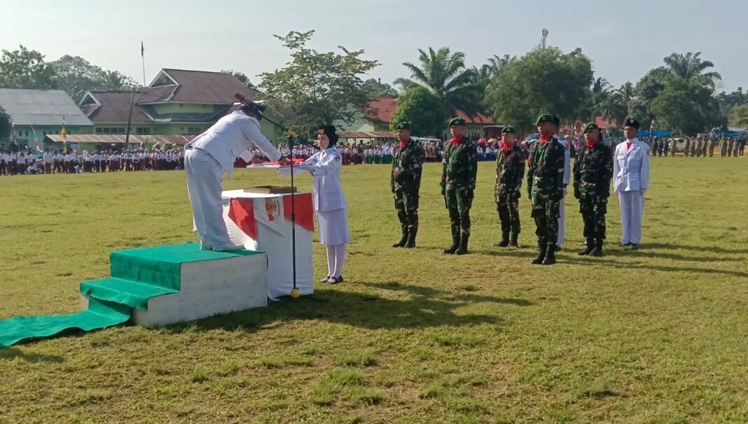 Pemuda Desa Jadi Pengibar Bendera, Satgas TMMD dan Warga Rayakan Kemerdekaan ke-80 RI Bersama