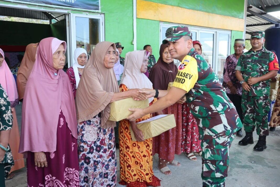 Tim Wasev TMMD ke-125 Kodim Sumbawa Bagikan Sembako untuk Lansia di Desa Kalabeso