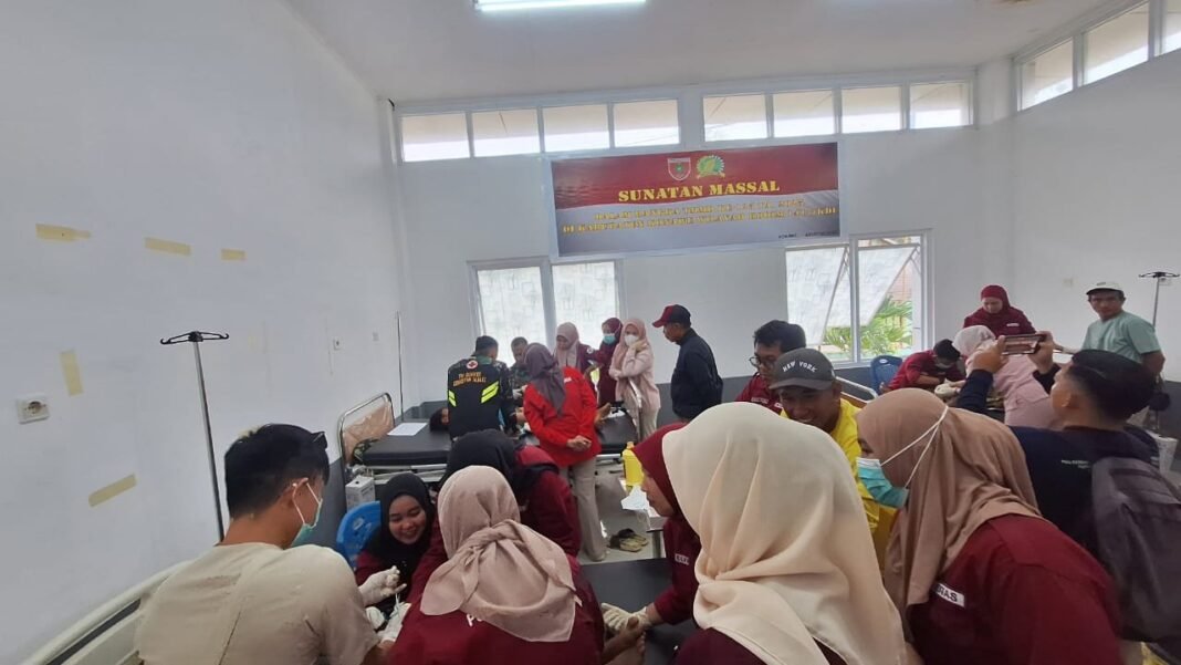 Satgas TMMD 125 Kodim 1417/Kendari Ringankan Beban Masyarakat Asinua Melalui Sunatan Massal