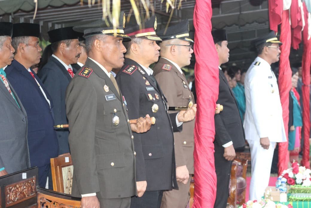 Upacara Penurunan Bendera HUT RI ke-80 di Sumba Tengah Berlangsung Khidmat